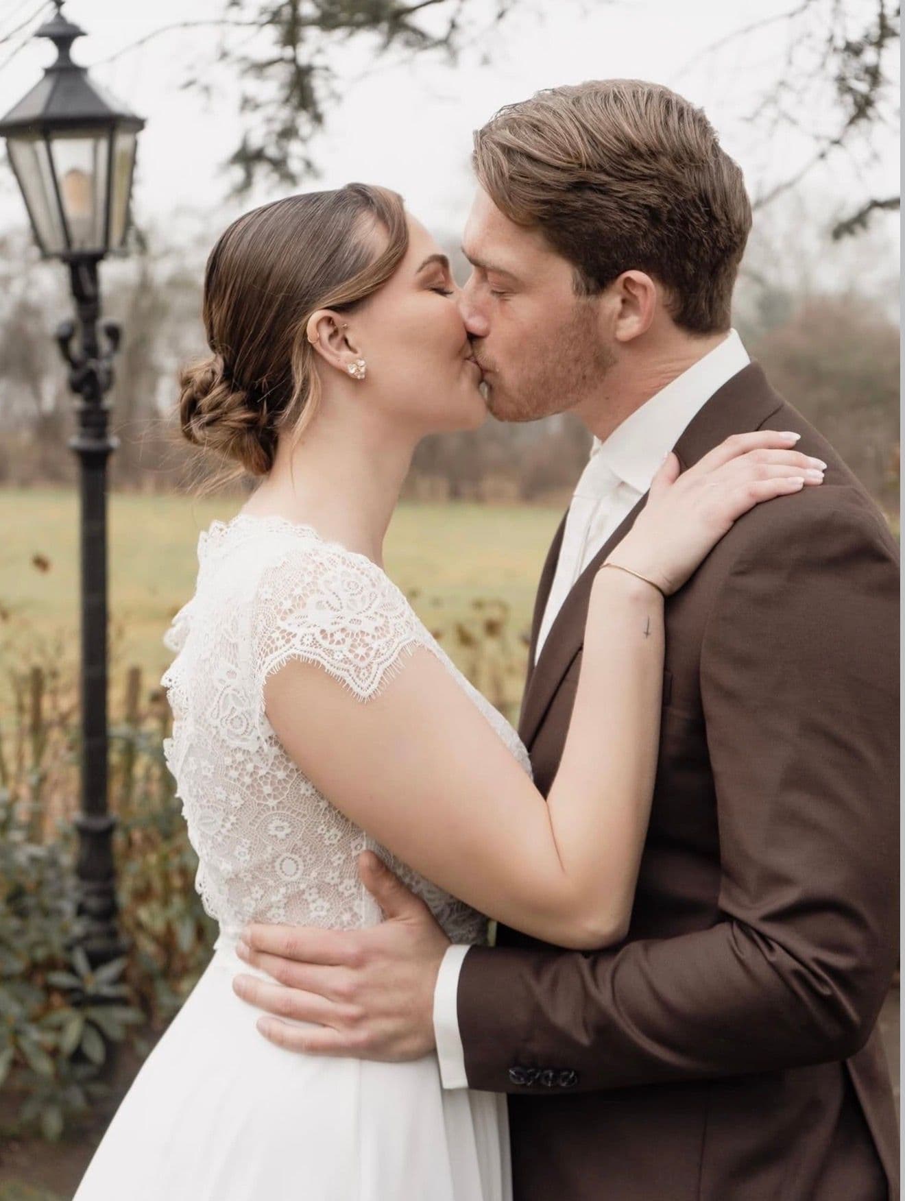 Bruidsfotografie, de eerste kus.