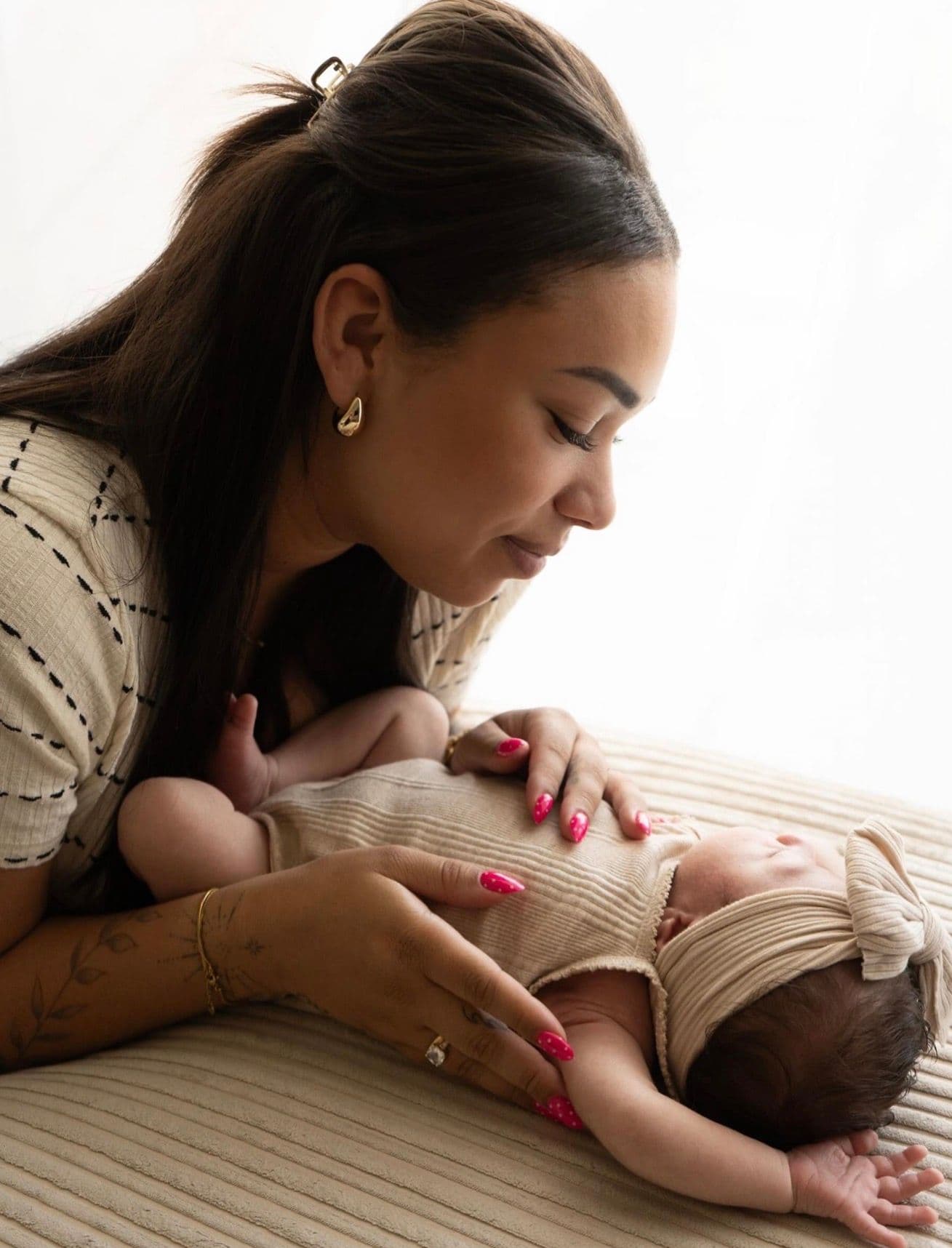 Newbornshoot, moeder en pasgeboren baby.