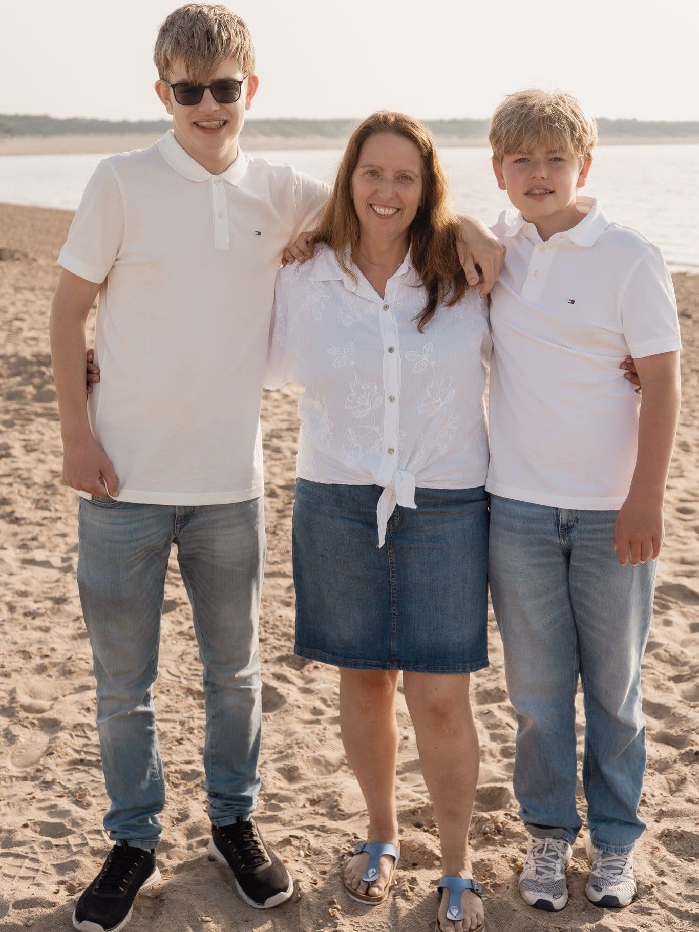 Familieshoot op het strand, moeder met haar twee zoons.