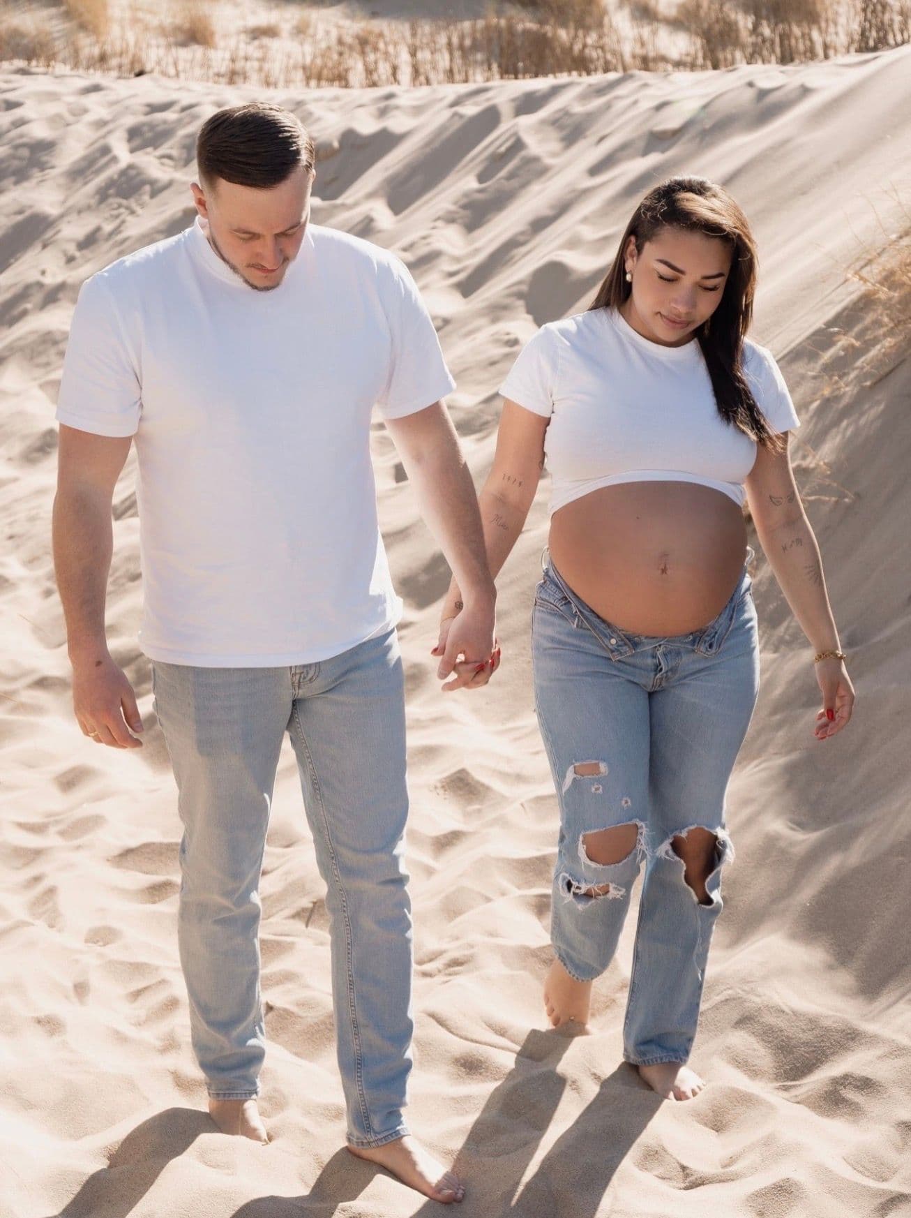 Zwangerschapsshoot tijdens een strandwandeling.